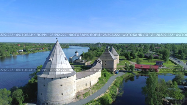 Староладожская крепость на берегу реки Волхов солнечным майским днем. Старая Ладога, Россия (2018 год). Редакционное видео, видеограф Виктор Карасев / Фотобанк Лори