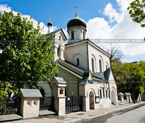 Старообрядческая церковь Покрова Пресвятой Богородицы Остоженской общины в весенний солнечный день. Турчанинов переулок, дом 4, стр. 1. Москва. Редакционное фото, фотограф E. O. / Фотобанк Лори