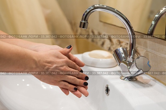 Start to washing hands, close up view. Стоковое фото, фотограф Кекяляйнен Андрей / Фотобанк Лори