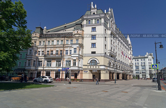 Старые дома в центре Москвы. Угол улицы Петровка и Дмитровского переулка. Россия, солнечный день в коце мая. Редакционное фото, фотограф Сергей Рыбин / Фотобанк Лори