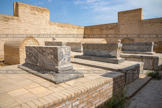 Старые мусульманские могилы (XVII век). Город мертвых Чор Бакр. Окрестности Бухары. Сумитан, Узбекистан (2022 год). Стоковое фото, фотограф Анна Карасева / Фотобанк Лори