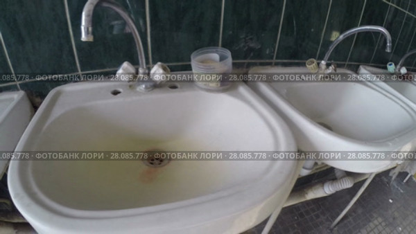 Старые ржавые раковины для умывания в одном ряду. Стоковое видео, видеограф Mikhail Erguine / Фотобанк Лори