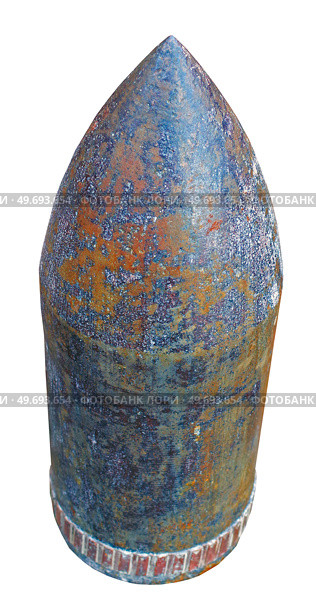 Старый артиллерийский снаряд времен Второй мировой войны на белом фоне. Old rusty artillery shell from World War II on a white background. Стоковое фото, фотограф Татьяна Д / Фотобанк Лори
