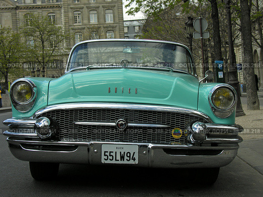 Старый автомобиль марки Бьюик на улице Парижа (2006 год). Стоковое фото, фотограф Сергей Рыбин / Фотобанк Лори