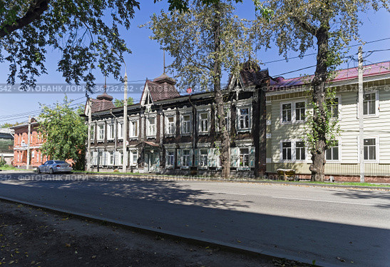 Старый деревянный дом с богато украшенным фасадом в центре Иркутска. Улица Карла Либкнехта. Солнечный день в августе. (2021 год). Редакционное фото, фотограф Сергей Рыбин / Фотобанк Лори