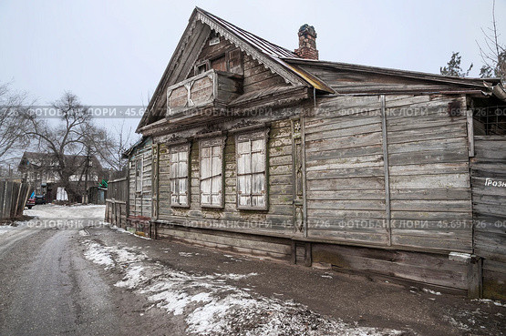 Старый деревянный дом времен Российской империи в исторической части старого города Астрахань, между Кутумом и Магнитогорской (2018 год). Стоковое фото, фотограф Павел Просянов / Фотобанк Лори