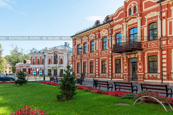 Старый доходный дом. Бывшая гостиница "Россия" и Псковский драматический театр имени А.С. Пушкина. Псков (2019 год). Редакционное фото, фотограф Александр Щепин / Фотобанк Лори