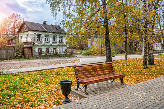 Старый дом и сквер. The old collapsing house in Tver and park (2017 год). Стоковое фото, фотограф Baturina Yuliya / Фотобанк Лори