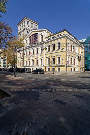 Старый дом (построен в 1902 году)  улица Спиридоновка, 20 стр.1, Москва. Солнечный день в сентябре. Редакционное фото, фотограф Сергей Рыбин / Фотобанк Лори