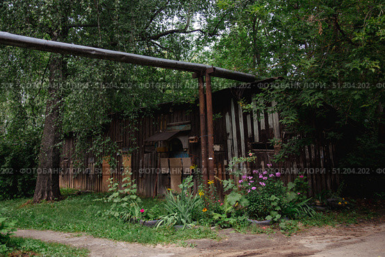 Старый двор на улице Бекетова в Нижнем Новгороде. Лето 2025. Стоковое фото, фотограф Юлия Киселёва / Фотобанк Лори