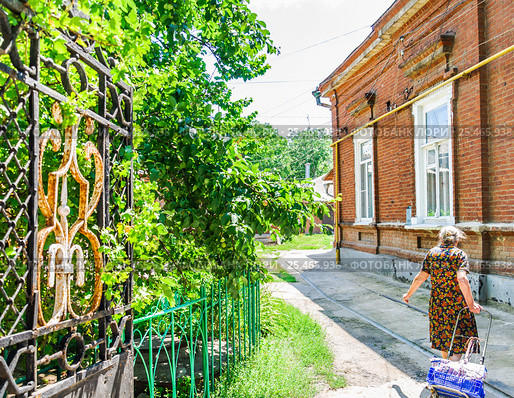 Старый двор в Таганроге Ростовской области, пер. Антона Глушко, 29 (2015 год). Редакционное фото, фотограф Алёшина Оксана / Фотобанк Лори