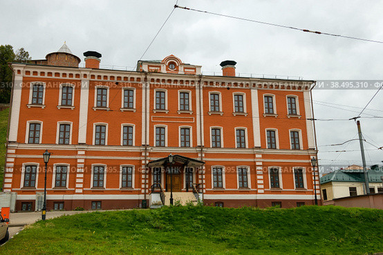 Старый исторический дом на улице Рождественской, 2. Жилой дом в Нижнем Новгороде, построенный в 1880-х годах купцами Бугровыми как гостиница для низших слоев общества. Расположен на Площади Народного Единства. Нижний Новгород, Россия (2019 год). Редакционное фото, фотограф Pukhov K / Фотобанк Лори