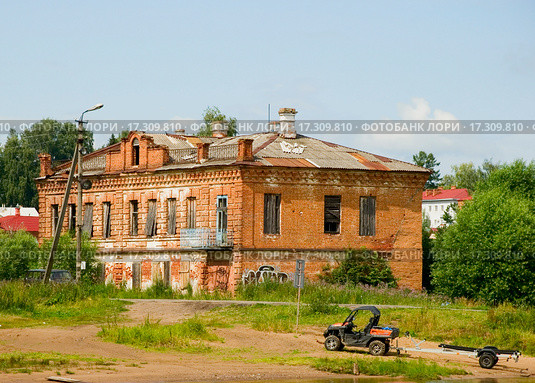 Старый кирпичный дом. Мышкин (2015 год). Стоковое фото, фотограф Александр Щепин / Фотобанк Лори