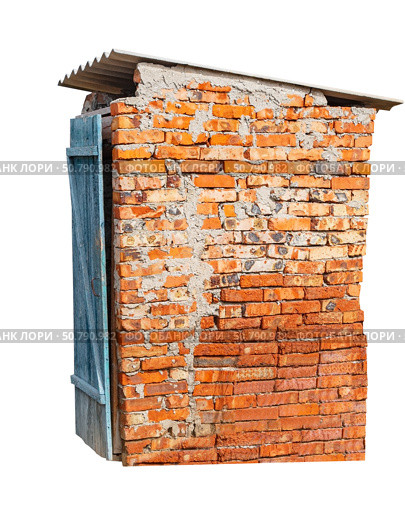 Старый кирпичный туалет в деревенском стиле на белом фоне. An old brick rustic-style toilet on a white background. Стоковое фото, фотограф Татьяна Д / Фотобанк Лори