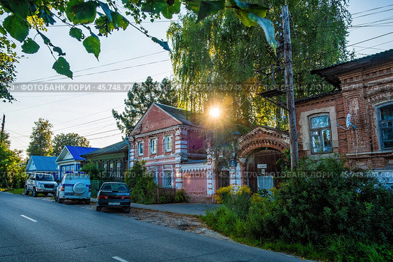 Старый кирпичный усадебный дом с воротами (усадьба Кукиных в Богородске) (2024 год). Редакционное фото, фотограф Илья Старков / Фотобанк Лори