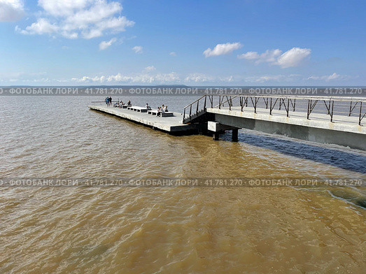 Старый пирс на Спортивной набережной во Владивостоке осенью. Мутная вода после паводка. Стоковое фото, фотограф Овчинникова Ирина / Фотобанк Лори