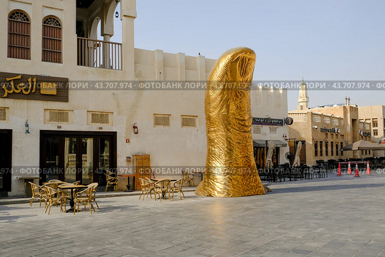 Старый рынок Сук Вакиф  (Souq Waqif)  Доха, Катар. Арт обьект золотой палец. (2024 год). Редакционное фото, фотограф Ольга Коркина / Фотобанк Лори