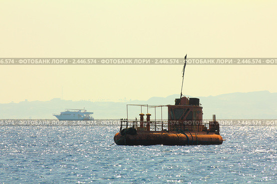 Старый ржавый корабль на приколе в Красном море (2010 год). Стоковое фото, фотограф Михаил Коханчиков / Фотобанк Лори