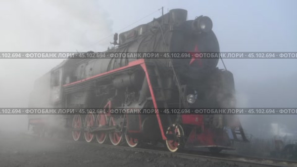 Старый советский паровоз серии "Л" в утреннем тумане. Сортавала, Карелия. Редакционное видео, видеограф Виктор Карасев / Фотобанк Лори
