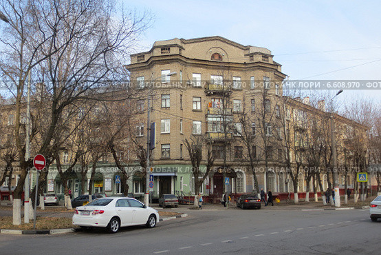Старый угловой дом на пересечении Ленинского проспекта и улицы Победы, в котором находится ОУ ФМС России по МО по ГО Химки (2014 год). Редакционное фото, фотограф Т. З. / Фотобанк Лори