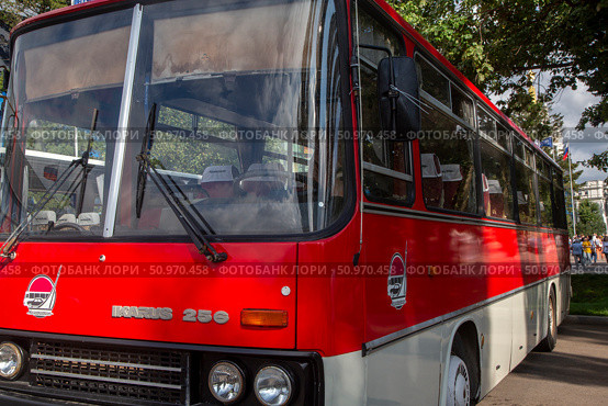 Старый венгерский автобус Ikarus 250 стоит на улице в солнечный летний день во время проведения фестиваля "ПроДвижение" на ВДНХ в городе Москве, Россия. Редакционное фото, фотограф Николай Винокуров / Фотобанк Лори