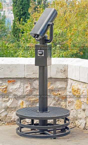 Стационарный платный туристический бинокль. Coin-operated binoculars on white background. Стоковое фото, фотограф Татьяна Д / Фотобанк Лори