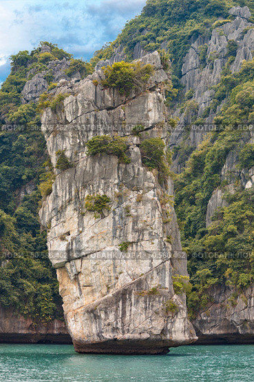 Steep rock amongs the sea of Halong Bay, Vietnam. seascape of Halong Bay, Vietnam. Стоковое фото, агентство Ingram Publishing / Фотобанк Лори