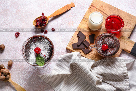 Стеклянная миска и чашка с вкусным шоколадным пирожным на светлом фоне. Стоковое фото, фотограф Pixel_shot / Фотобанк Лори