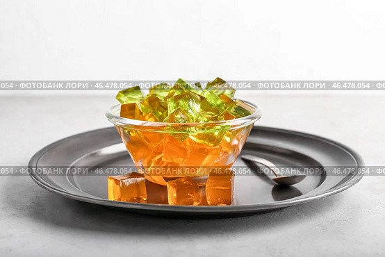 Стеклянная миска с вкусными кубиками желе на столе. Стоковое фото, фотограф Pixel_shot / Фотобанк Лори