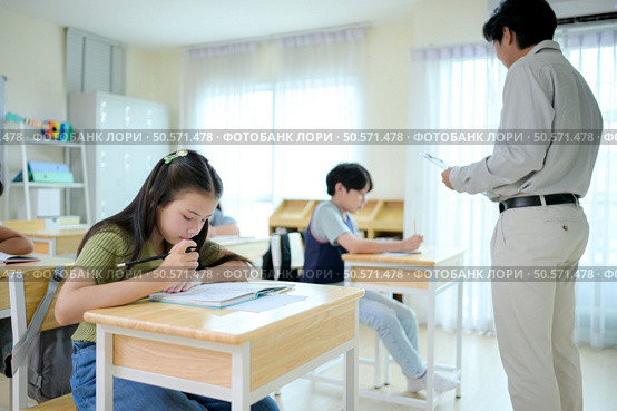 STEM lesson, Teacher and students in mathematics classroom. Стоковое фото, агентство Ingram Publishing / Фотобанк Лори