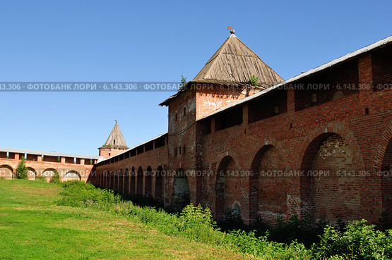 Стена и башни Зарайского кремля летним днем (2014 год). Редакционное фото, фотограф Енин Арсений / Фотобанк Лори