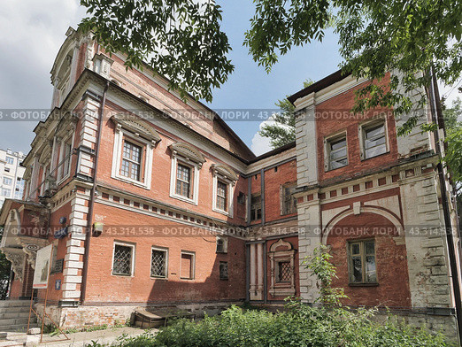 Стена старинного храма в центре Москвы в районе Якиманки. Заброшен. Здание принадлежит НИИ Культурного наследия им. Д.С. Лихачева. (2024 год). Редакционное фото, фотограф Сергей Никифоров-Гордеев / Фотобанк Лори