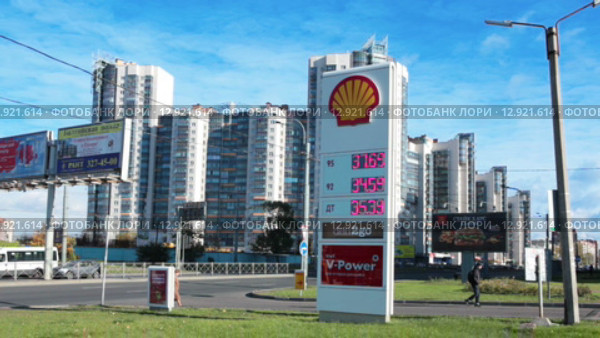 Стенд компании Shell со стоимостью автомобильного топлива. Автозаправка на Ленинском проспекте. Санкт-Петербург (2015 год). Редакционное видео, видеограф Кекяляйнен Андрей / Фотобанк Лори
