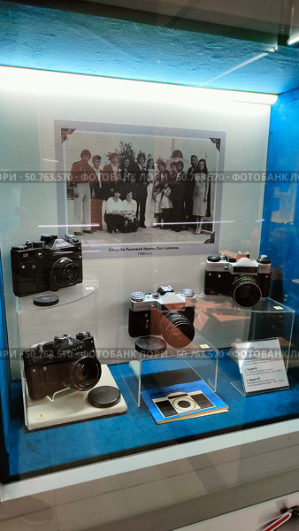 Стенд посвященный истории фотографии. Зеркальные фотоаппараты СССР. Краеведческий музей города Сургут (2024 год). Редакционное фото, фотограф Мария Сергеева / Фотобанк Лори