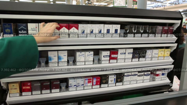 Стенд в сетевом крупном магазине для продажи табачной продукции (2015 год). Редакционное видео, видеограф Кекяляйнен Андрей / Фотобанк Лори