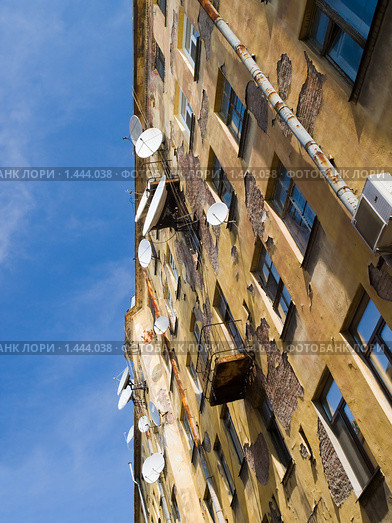 Стены старого дома с антеннами. Стоковое фото, фотограф Александр Кузовлев / Фотобанк Лори