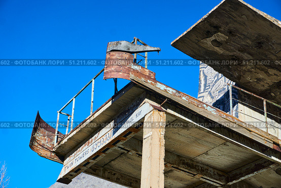 Stepantsminda, Georgia. - November 05, 2023: The old destroyed cable car station. It is no longer valid. Редакционное фото, фотограф Наталия Кирсанова / Фотобанк Лори