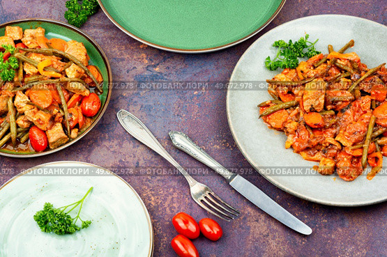Stewed meat with carrots and french bean.Meat sauce with green beans.. Ragout with meat and vegetables. Стоковое фото, агентство Ingram Publishing / Фотобанк Лори