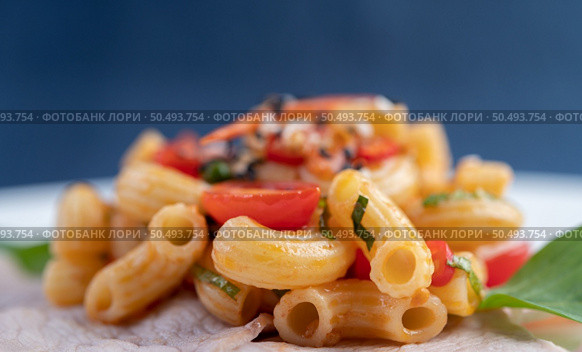 Stir-fry macaroni on top pork roughly in a white plate. Стоковое фото, агентство Ingram Publishing / Фотобанк Лори