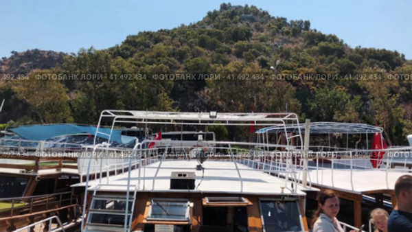 Stock video from the marina of the port of Andriaki, located in the Intourists take seats in the yacht before going to sea. August 12, 2020 Demre. Turkey. Редакционное видео, видеограф Ярославский Максим / Фотобанк Лори