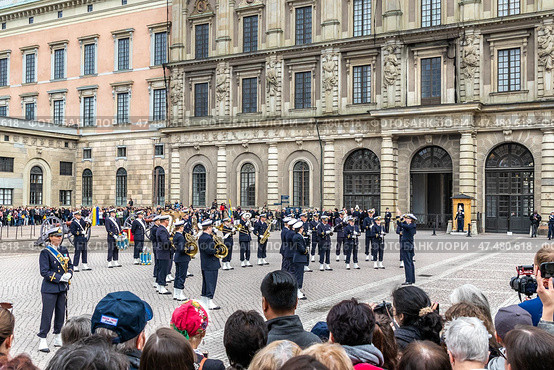 STOCKHOLM, SWEDEN - APRIL 30, 2018: A military band performs during the celebration of the 72nd birthday of King Carl XVI Gustaf at the Royal Palace in Stockholm. Редакционное фото, фотограф Сергей Комаров / Фотобанк Лори