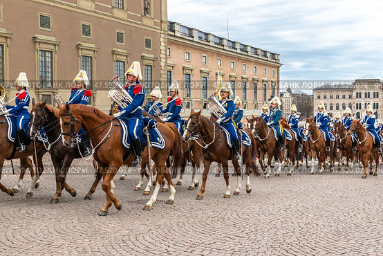 STOCKHOLM, SWEDEN - APRIL 30, 2018: Life Guards' Dragoon Music Corps and Horse Guards on Slottsbacken street.The celebration of King Carl XVI Gustaf 72 years old, at the Royal Palace in Stockholm. Редакционное фото, фотограф Сергей Комаров / Фотобанк Лори