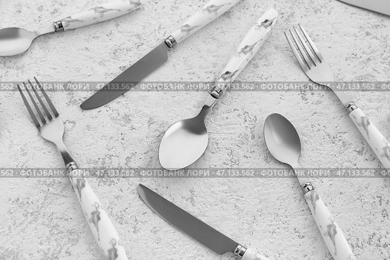 Столовые приборы из нержавеющей стали с пластиковыми ручками на белом фоне. Стоковое фото, фотограф Pixel_shot / Фотобанк Лори