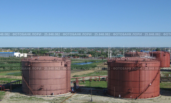 Storage tanks for petroleum products. Стоковое фото, фотограф Леонид Еремейчук / Фотобанк Лори