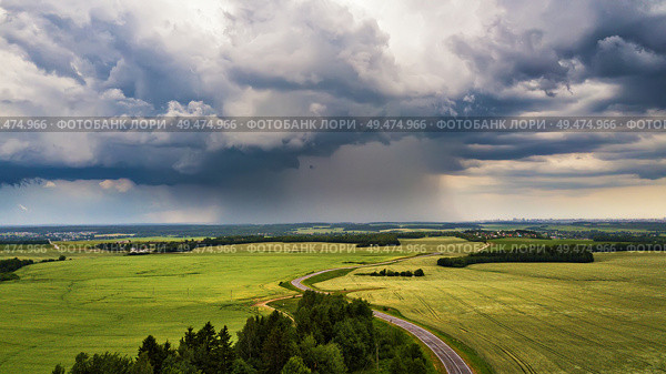Storm dark clouds over field. Thunderstorm over a wheat field. Rural scene in Belarus, Europe. Стоковое фото, агентство Ingram Publishing / Фотобанк Лори