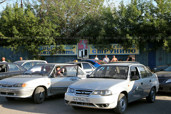 Стоянка автомобилей у вокзала, Струнино, Владимирская область (2012 год). Редакционное фото, фотограф Юлия Кузнецова / Фотобанк Лори