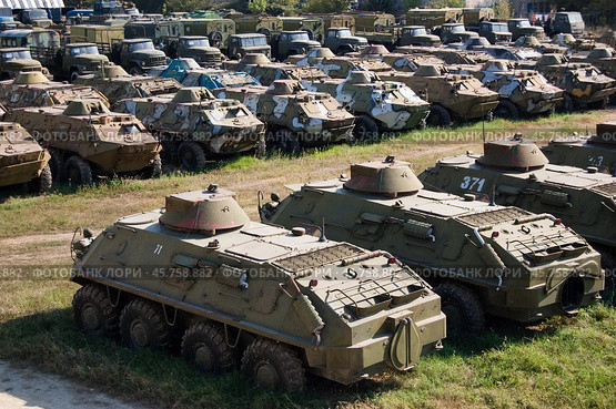 Стоянка старой военной  техники (в основном, бронетранспортёры БТР-60), 2008 год. Редакционное фото, фотограф Snezka / Фотобанк Лори