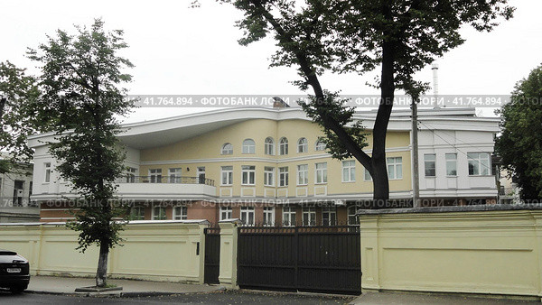 Странный жилой дом на улице Трефолева, Ярославль. Town mansion in Trefolev street. Weird modern architecture. (2014 год). Редакционное фото, фотограф Александр Кузнецов / Фотобанк Лори