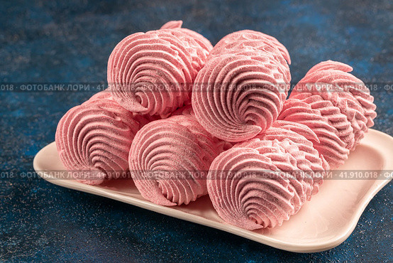 Strawberry marshmallows or marshmallows with a cup of tea. Natural Dietary Marshmallows. Стоковое фото, фотограф Ирина Ручушкина / Фотобанк Лори