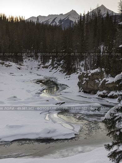 Stream flowing in snow covered valley in winter, Emerald Lake, Yoho National Park, British Columbia, Canada. Стоковое фото, агентство Ingram Publishing / Фотобанк Лори